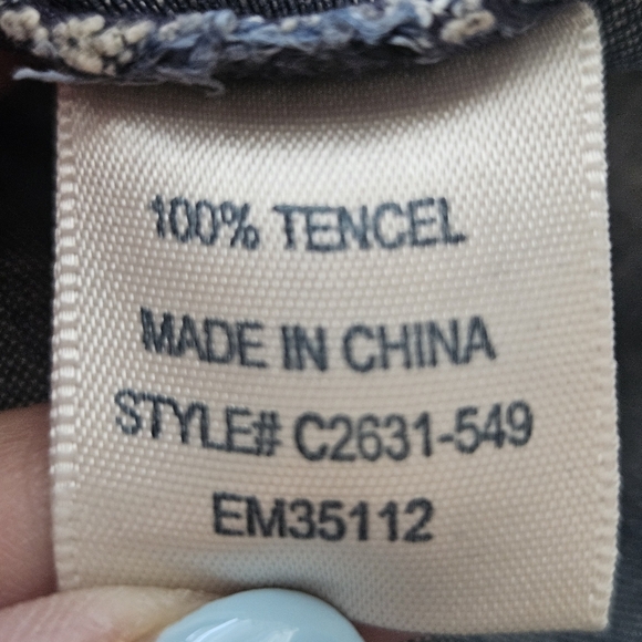 Anthropologie Cloth & Stone Chambray Split Shirttail Blue Button Up Size Medium - Picture 14 of 14